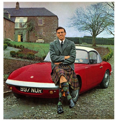 Jim en kilt traditionnel devant sa Lotus à Edington Mains Jim en kilt traditionnel devant sa Lotus à Edington Mains